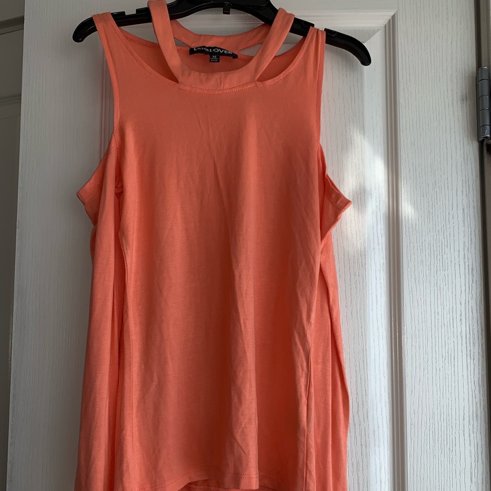 Cute peachy top!